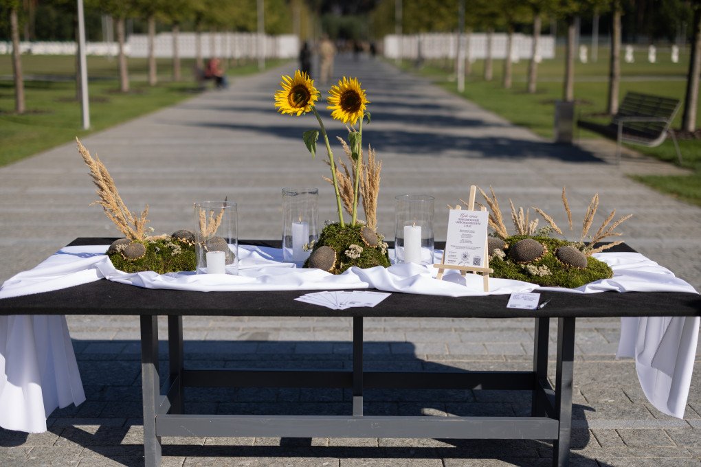 A Memory Table at the National Military Memorial Cemetery in Kyiv region. (Photo: Vic Bakin/UNITED24 Media) A Memory Table at the National Military Memorial Cemetery in Kyiv region. (Photo: Vic Bakin/UNITED24 Media)