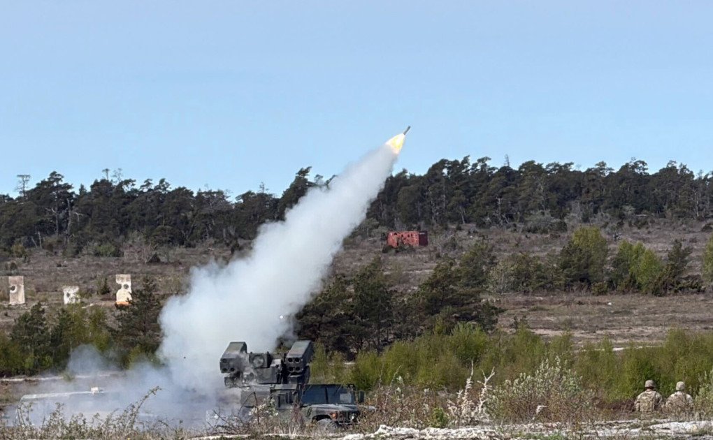 Disuasión en el mar Báltico: El sistema de defensa aérea AN/TWQ-1 Avenger de fabricación estadounidense es desplegado durante las maniobras militares multinacionales 'Aurora 26' en Suecia. Este ejercicio de la OTAN busca fortalecer la interoperabilidad aliada frente a las amenazas de misiles y drones en el norte de Europa. Foto: Julia Wäschenbach vía Getty Images / UNITED24 Media. Disuasión en el mar Báltico: El sistema de defensa aérea AN/TWQ-1 Avenger de fabricación estadounidense es desplegado durante las maniobras militares multinacionales 'Aurora 26' en Suecia. Este ejercicio de la OTAN busca fortalecer la interoperabilidad aliada frente a las amenazas de misiles y drones en el norte de Europa. Foto: Julia Wäschenbach vía Getty Images / UNITED24 Media.