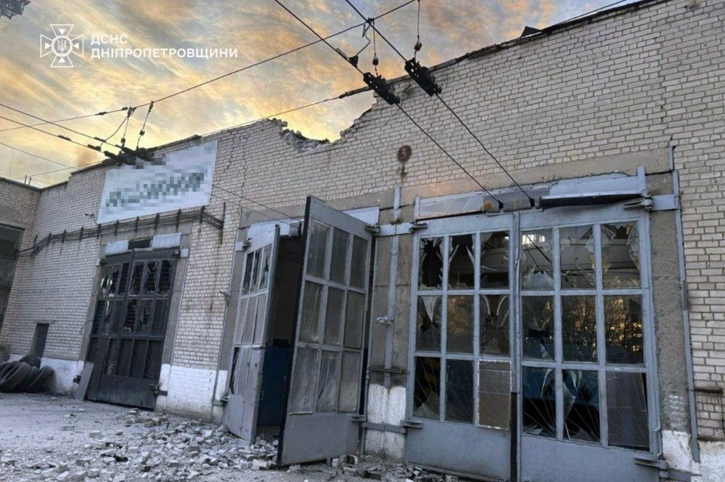 Un edificio en el sector industrial de Dnipro muestra graves daños a causa de un reciente ataque ruso. (Fuente: Servicio Estatal de Emergencias)