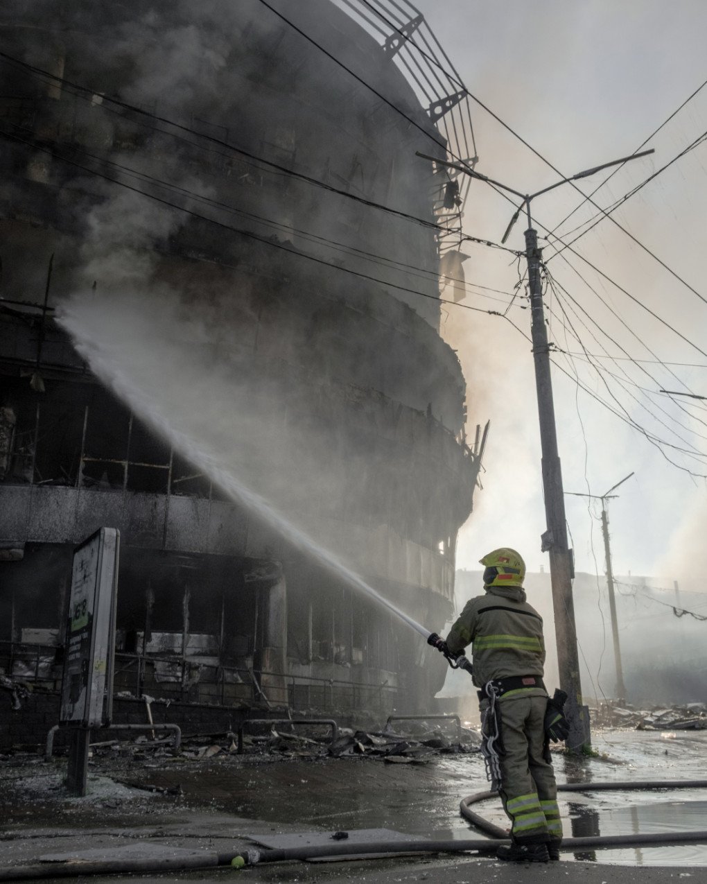 Un bombero dirige agua contra un edificio incendiado en Kyiv, una de las decenas de ubicaciones dañadas durante la oleada rusa de misiles y drones del 24 de mayo. (Foto: Nikita Lysovyi) Bombero extingue un incendio en un edificio de Kyiv tras el ataque ruso masivo con misiles y drones.