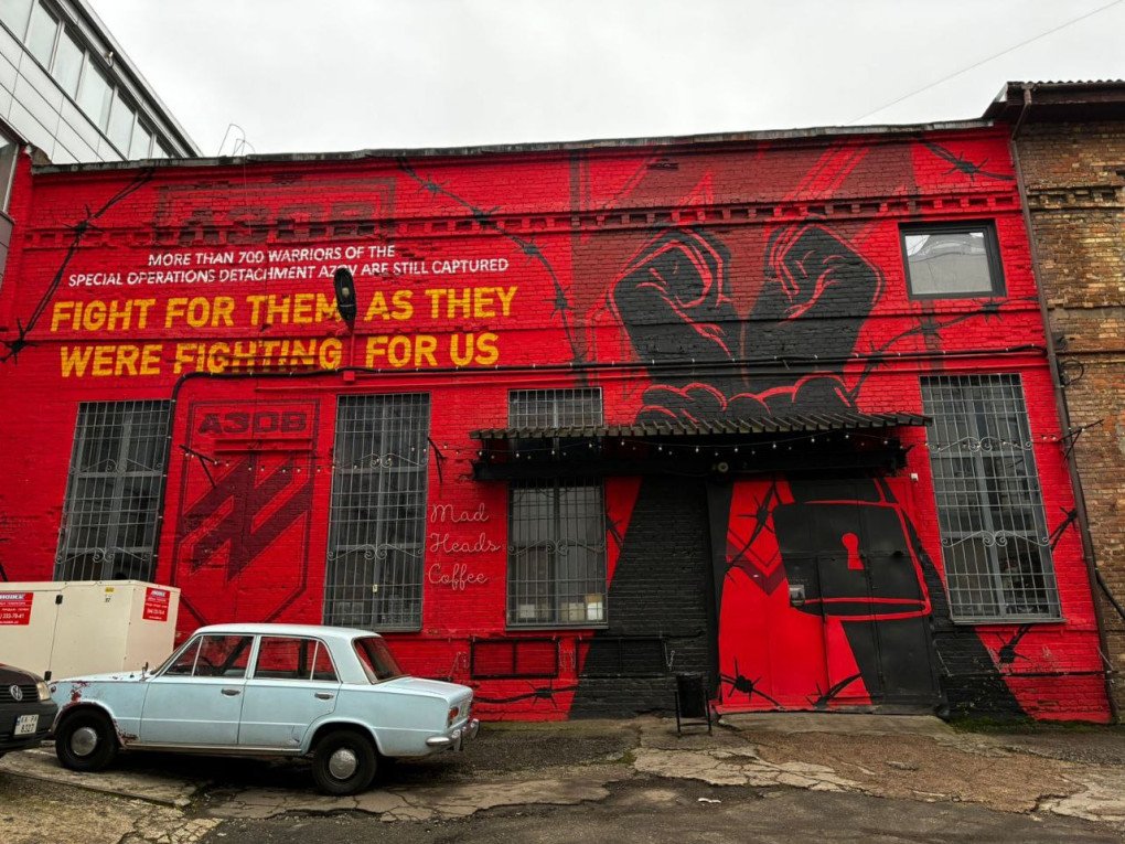 Mad Heads coffee roasting factory, painted with a large mural which raises awareness of Ukrainian warriors kept in Russian captivity. Kyiv, December 2025. Photo: UNITED24 Media