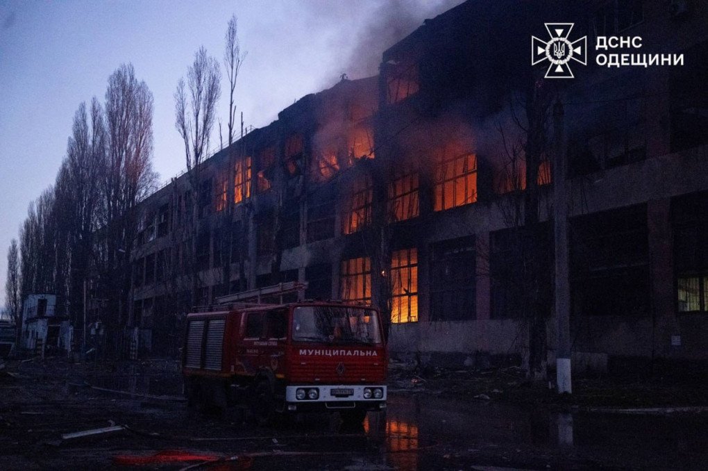 Los bomberos despliegan un camión escalera para combatir un incendio en un edificio de varios pisos en Odesa después de un ataque con drones ruso el 12 de diciembre. (Fuente: Servicio Estatal de Emergencias en la Región de Odesa) Los bomberos despliegan un camión escalera para combatir un incendio en un edificio de varios pisos en Odesa después de un ataque con drones ruso el 12 de diciembre. (Fuente: Servicio Estatal de Emergencias en la Región de Odesa)