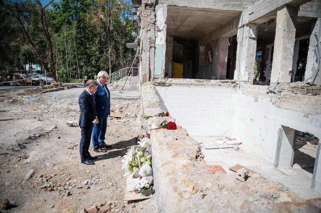 German FM with his Ukrainian colleague on the site of a recent Russian missile strike on an apartment building in Kyiv, Ukraine, June 30, 2025. (Source: Andrii Sybiha/X) German FM with his Ukrainian colleague on the site of a recent Russian missile strike on an apartment building in Kyiv, Ukraine, June 30, 2025. (Source: Andrii Sybiha/X)