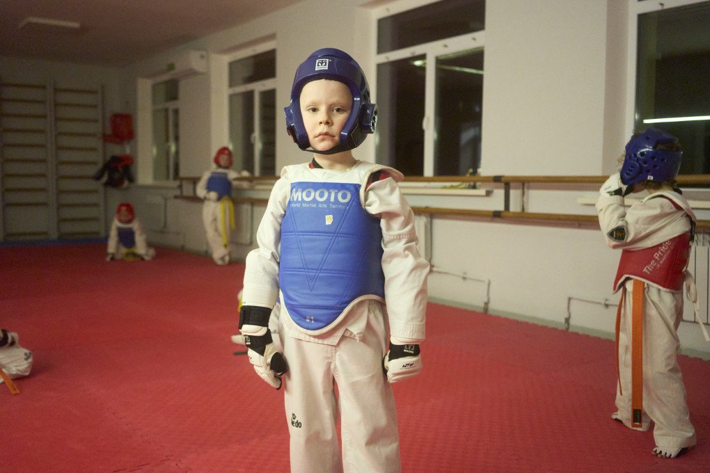 Heorhii, de 8 años, dijo que está cansado de los cortes de energía, pero que se alegra cuando la luz vuelve a encenderse. Foto de Josh Olley, UNITED24 Media.