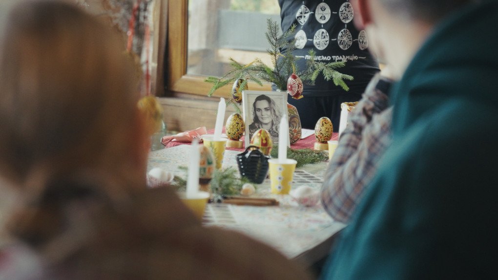 Throughout the entire workshop, a photo of Iryna Tsybukh stands on the table, beside her mother. Photo: Mykola Hrinenko/ UNITED24 Media