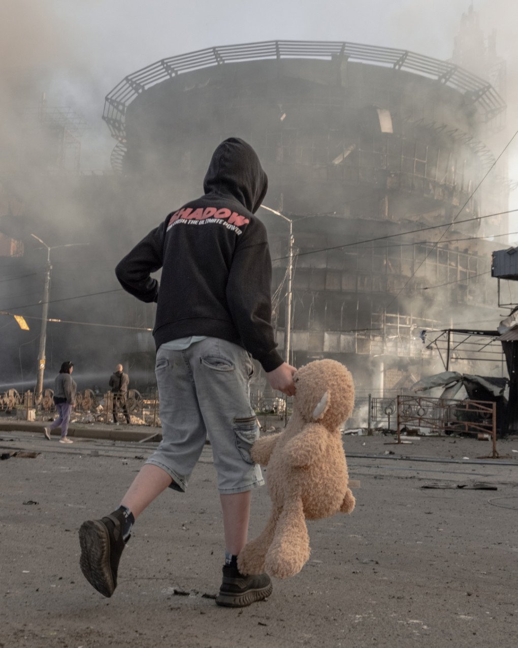 Un niño corre con un oso de peluche frente a un edificio en llamas en Kyiv, mientras los equipos de emergencia trabajan tras una de las mayores oleadas rusas de misiles y drones contra la capital. (Foto: Nikita Lysovyi) Un niño camina con un oso de peluche frente a un edificio incendiado en Kyiv tras el ataque ruso con misiles y drones.