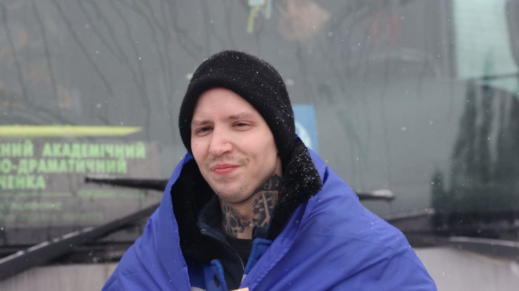 A freed Ukrainian soldier, wrapped in the Ukrainian flag. (Photo: Official channel of the President of Ukraine Volodymyr Zelenskyy)