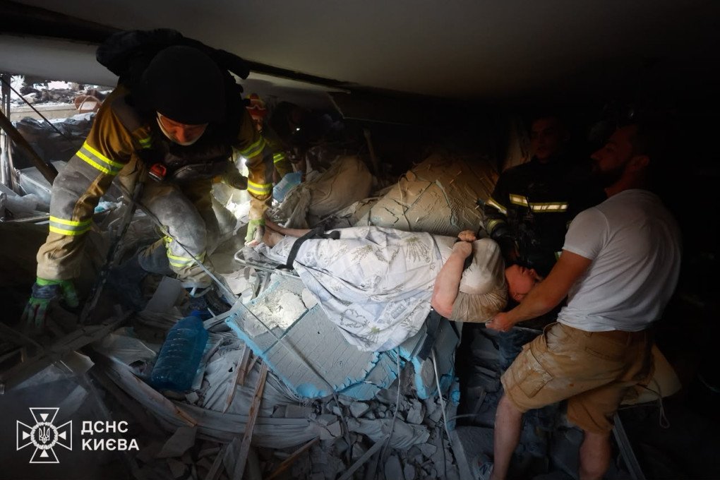 Personal de emergencia evacúa a una persona herida por una escalera durante las operaciones de rescate en la capital. (Foto: Servicio Estatal de Emergencias de Ucrania). Personal de emergencia evacúa a una persona herida por una escalera durante las operaciones de rescate en la capital. (Foto: Servicio Estatal de Emergencias de Ucrania).