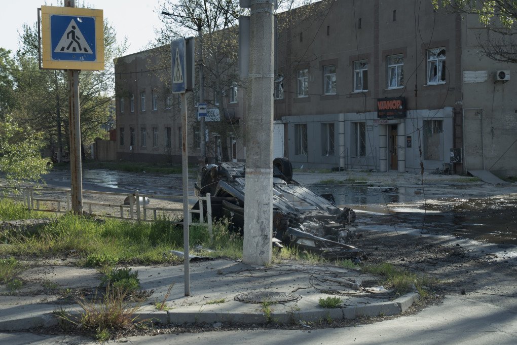 A freshly destroyed civilian car in the kill zone of Kherson. Kherson, Ukraine, May 2026. Photo: Joshua Olley / UNITED24 Media.