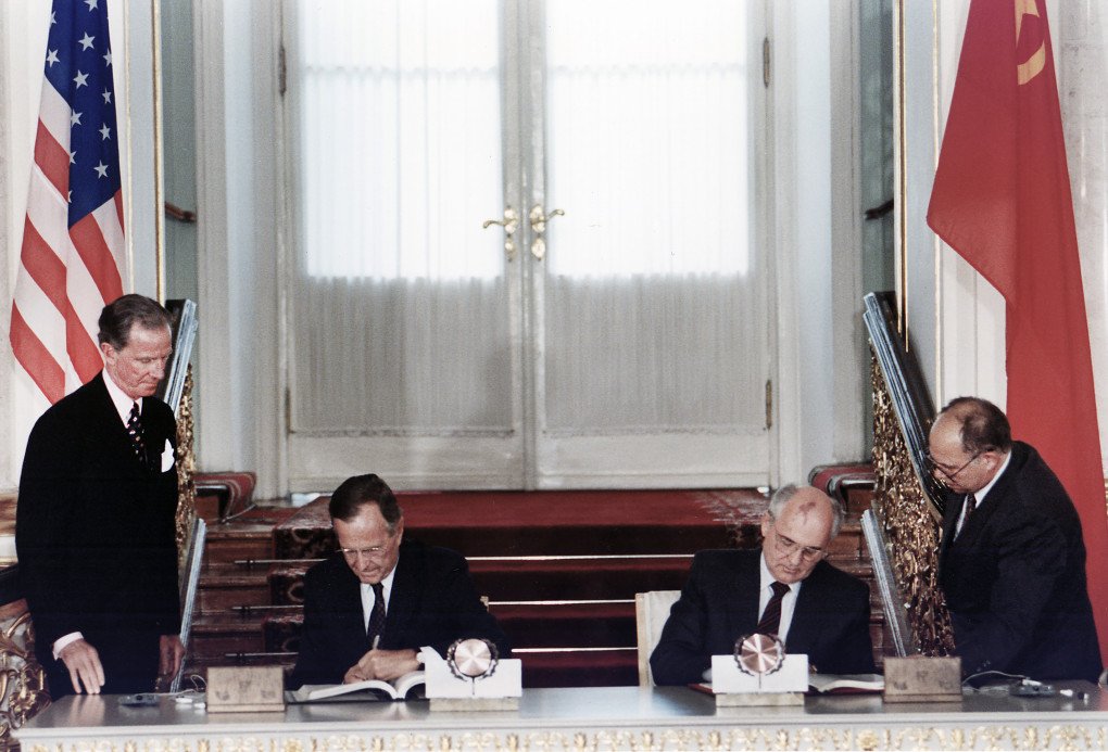 US President George H.W. Bush and Soviet President Mikhail Gorbachev signing the Strategic Arms Reduction Treaty (START), Kremlin, Soviet Union, Susan Biddle, White House photographer. July 31, 1991 . (Photo by: Circa Images/GHI/Universal History Archive/Universal Images Group via Getty Images) US President George H.W. Bush and Soviet President Mikhail Gorbachev signing the Strategic Arms Reduction Treaty (START), Kremlin, Soviet Union, Susan Biddle, White House photographer. July 31, 1991 . (Photo by: Circa Images/GHI/Universal History Archive/Universal Images Group via Getty Images)