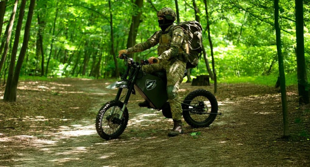 A Ukrainian soldier equipped for long-range missions sits on a WolfStorm electric bike deep in woodland terrain, preparing for silent movement along forest paths. (Source: UkrSpecConsulting)