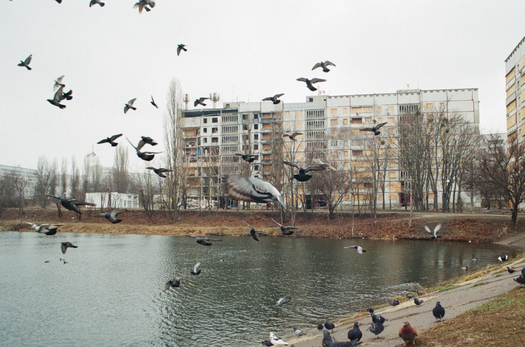 An apartment block on the outskirts of Kharkiv. Apartments too badly damaged by attacks to be repaired are now being demolished. (Photo: Hironori Kodama) 