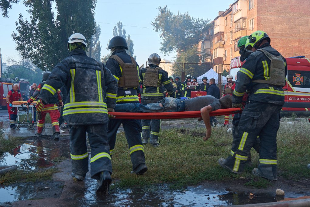 Rescuers carry a wounded man after a Russian combined airstrike on Kyiv on August 28, 2025. (Source: Mykyta Shandyba for UNITED24 Media) Rescuers carry a wounded man after a Russian combined airstrike on Kyiv on August 28, 2025. (Source: Mykyta Shandyba for UNITED24 Media)