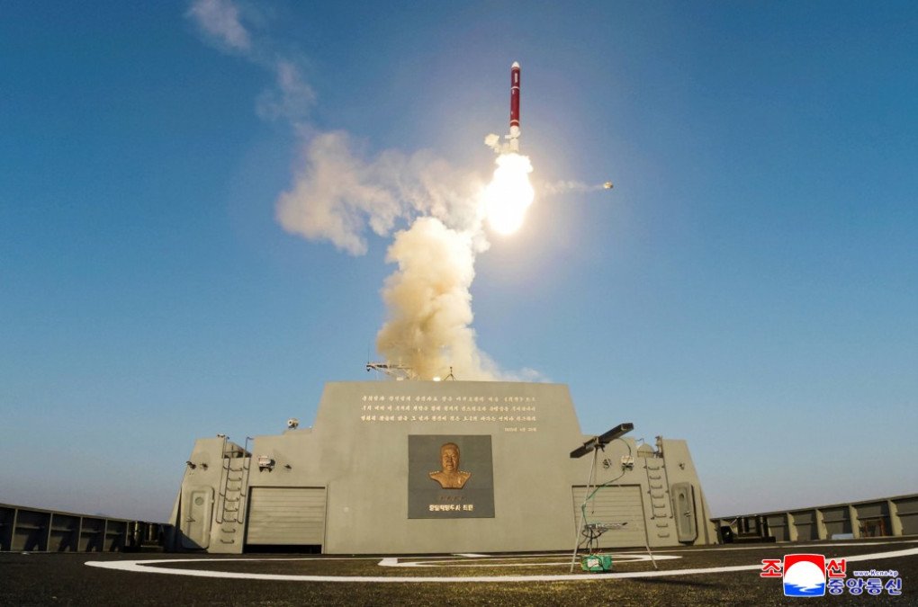 Pruebas de fuego real de los sistemas de misiles y artillería de un nuevo destructor polivalente norcoreano Choe Hyon de 5.000 toneladas, 30 de abril de 2025. (Fuente: KCNA) Pruebas de fuego real de los sistemas de misiles y artillería de un nuevo destructor polivalente norcoreano Choe Hyon de 5.000 toneladas, 30 de abril de 2025. (Fuente: KCNA)