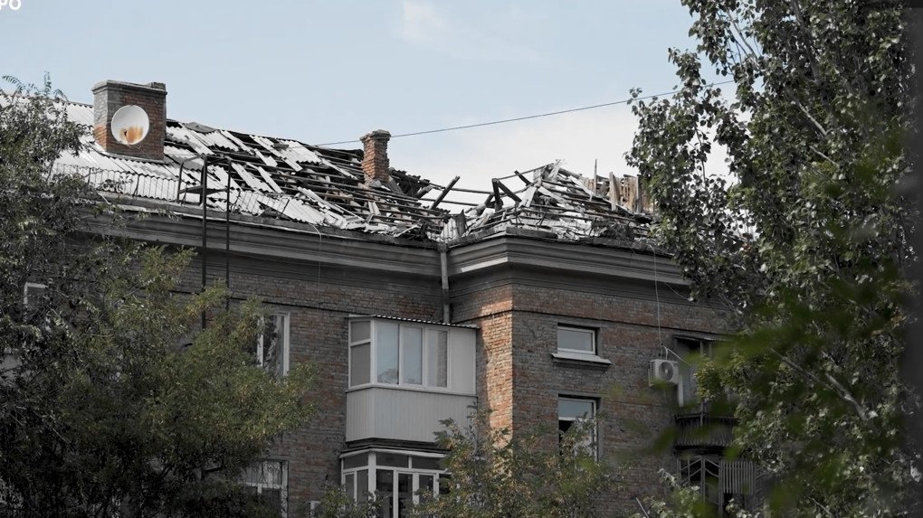 Residential building in Marhanets damaged by shelling. (Source: UNITED24 Media/YouTube)