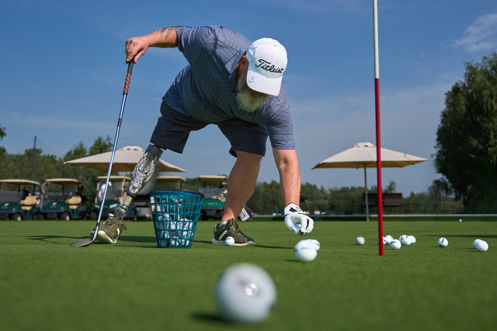 Ukrainian war veterans who have lost limbs are using golf as a form of rehabilitation and community building. Photo: Mykyta Shandyba/UNITED24 Media. Ukrainian war veterans who have lost limbs are using golf as a form of rehabilitation and community building. Photo: Mykyta Shandyba/UNITED24 Media.
