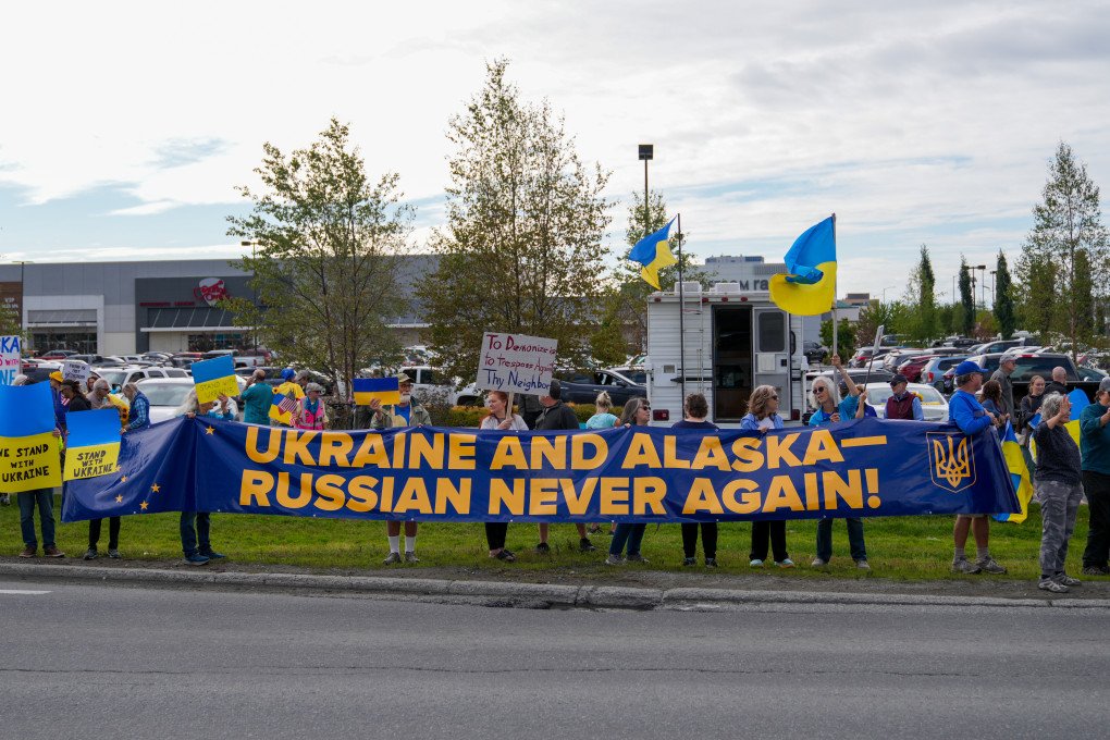 Ukraine supporters gather in a demonstration ahead of the meeting between US President Donald Trump and Russian leader Vladimir Putin in Anchorage, Alaska, waving flags and holding signs in solidarity with Ukraine, on August 15, 2025. (Source: Getty Images)