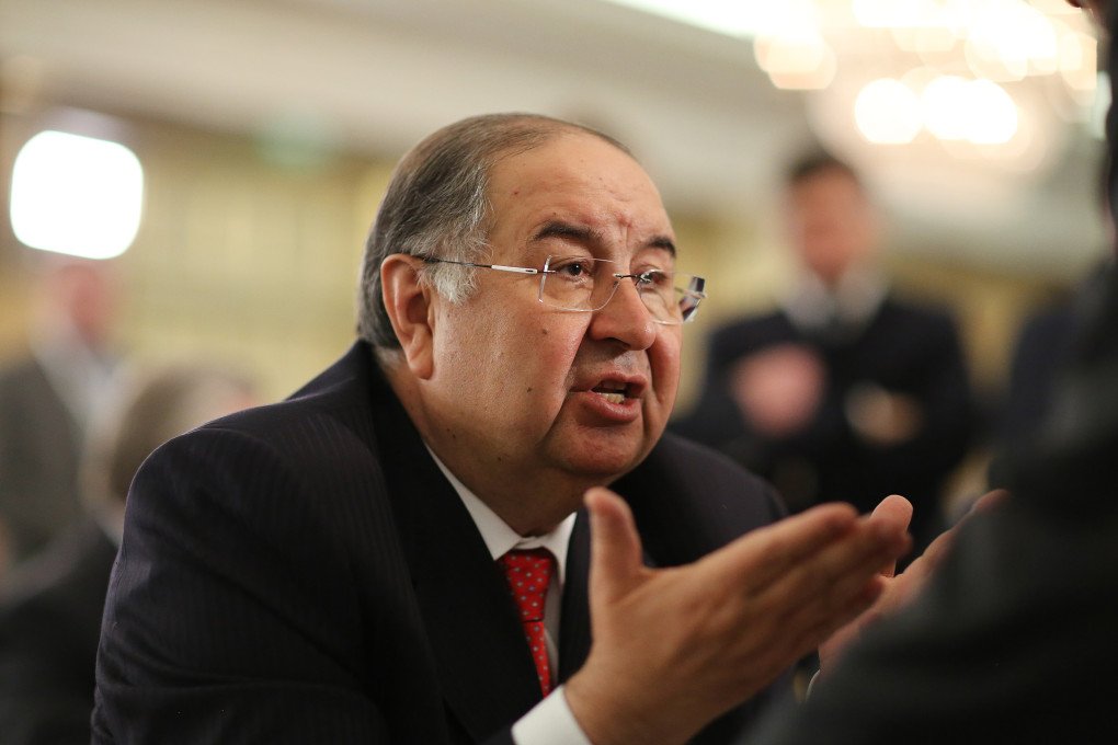Alisher Usmanov, Russian billionaire and owner of USM Holdings Ltd., speaks to a fellow billionaire at a meeting of the Russian Union of Industrialists and Entrepreneurs (RSPP) during Russia Business Week in Moscow, Russia, on Thursday, March 20, 2014. (Photo: Andrey Rudakov via Getty Images)