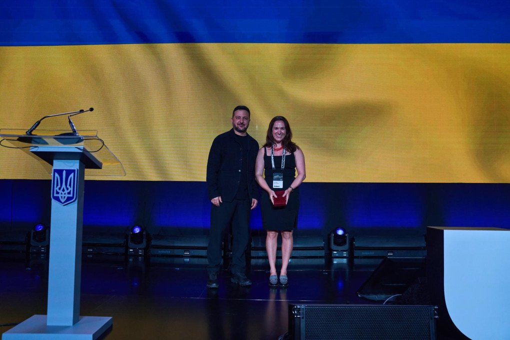 Ukrainian President Volodymyr Zelenskyy honors Dutch singer Sharon den Adel with Ukraine’s Order of Merit during the UNITED24 MODE Summit. (Mykyta Shandyba/UNITED24 Media) Ukrainian President Volodymyr Zelenskyy honors Dutch singer Sharon den Adel with Ukraine’s Order of Merit during the UNITED24 MODE Summit. (Mykyta Shandyba/UNITED24 Media)