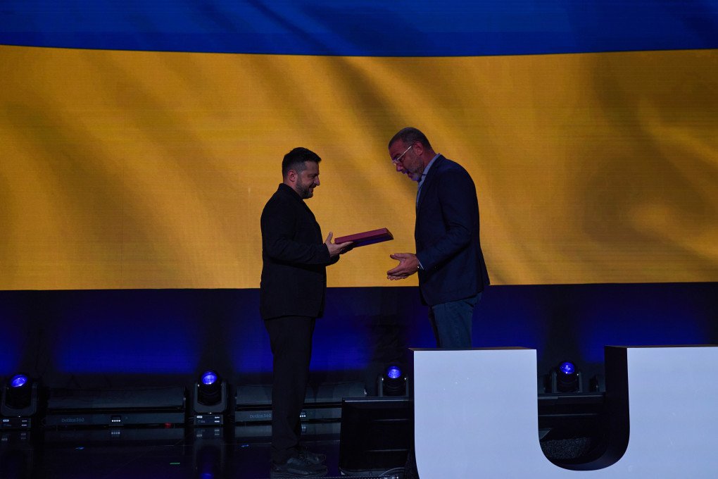 Liev Schreiber reacts with joy and surprise as he receives a state honor from Ukrainian President Volodymyr Zelenskyy, during UNITED24 MODE, an event celebrating the accomplishments of UNITED24. (Photo: Mykyta Shandyba / UNITED24 Media) Liev Schreiber reacts with joy and surprise as he receives a state honor from Ukrainian President Volodymyr Zelenskyy, during UNITED24 MODE, an event celebrating the accomplishments of UNITED24. (Photo: Mykyta Shandyba / UNITED24 Media)