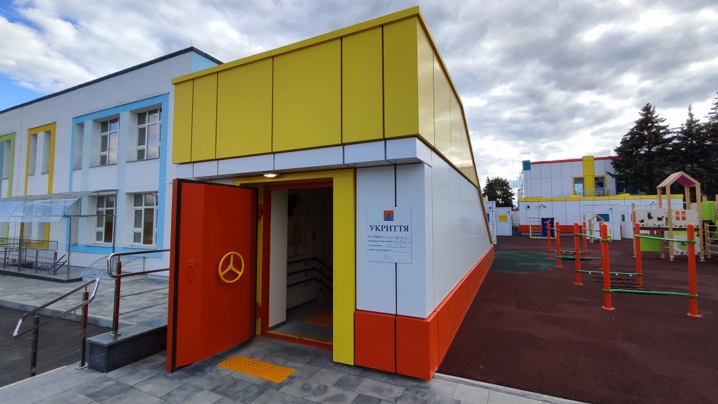 External entrance to the underground kindergarten shelter in Pisochyn, featuring heavy protective doors. (Source: Ministry of Education and Science of Ukraine)
