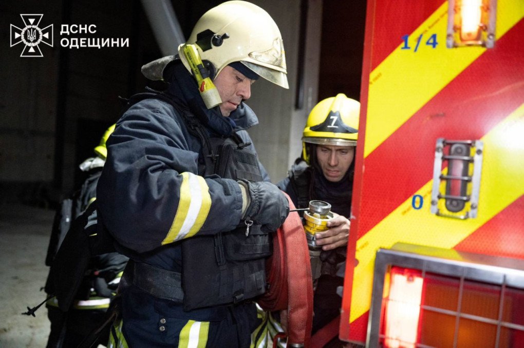 Un bombero combate las intensas llamas después de que las fuerzas rusas atacaran infraestructuras críticas y civiles en la región de Odesa. (Fuente: Servicio Estatal de Emergencias de la Región de Odesa) Un bombero combate las intensas llamas después de que las fuerzas rusas atacaran infraestructuras críticas y civiles en la región de Odesa. (Fuente: Servicio Estatal de Emergencias de la Región de Odesa)
