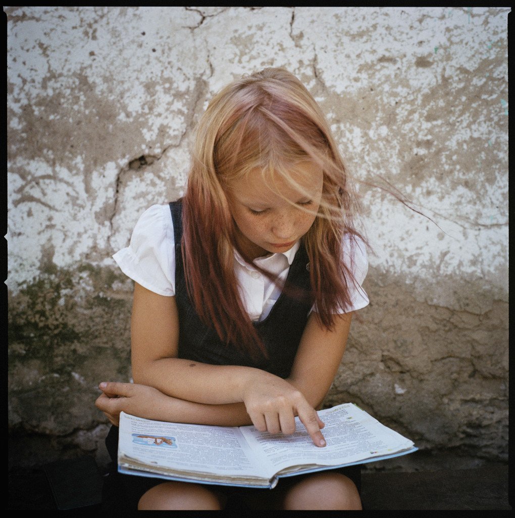 Myroslava Hrynyk reading her school book in the Poltava region, 2024.From the series 5K from the Frontline. (Image: Anastasia Taylor-Lind) Myroslava Hrynyk reading her school book in the Poltava region, 2024.From the series 5K from the Frontline. (Image: Anastasia Taylor-Lind)