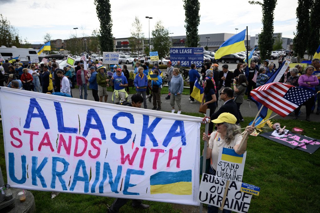 Demonstrators wave flags and hold a banner as they rally in support of Ukraine along Seward Highway in Anchorage, Alaska, on August 14, 2025, on the eve of the scheduled meeting between the US and Russian leaders. (Source: Getty Images)