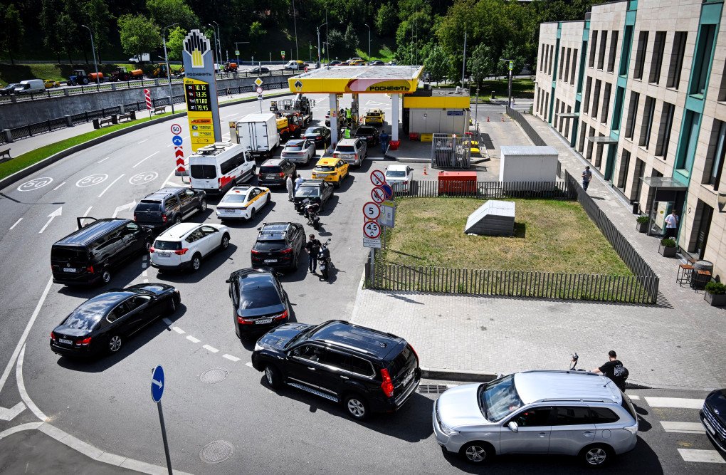 People queue to refuel their cars at a Rosneft gas station in Moscow on June 30, 2026. (Photo by Alexander Nemenov via Getty Images)