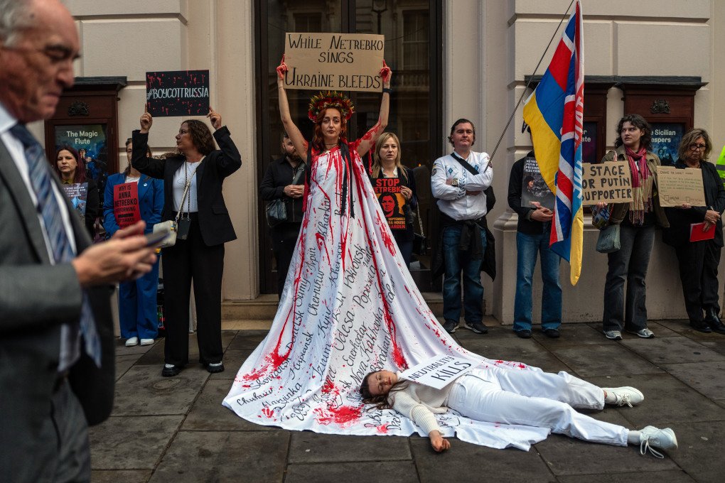 Ukrainian women take part in a performance protest outside the Royal Opera House as they demonstrate against the performance of Russian soprano Anna Netrebko at the premiere of Tosca on September 11, 2025 in London, England. Photo by Carl Court/Getty Images