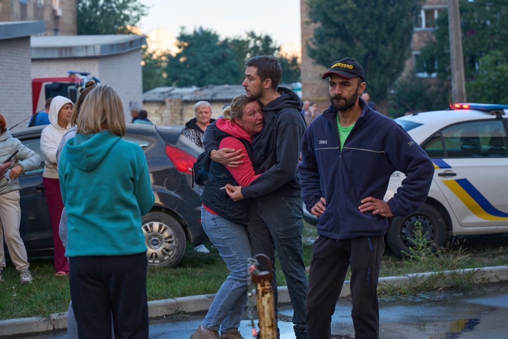 Civilians near a destroyed apartment block in Kyiv, August 28, 2025. (Source: Mykyta Shandyba for UNITED24 Media) Civilians near a destroyed apartment block in Kyiv, August 28, 2025. (Source: Mykyta Shandyba for UNITED24 Media)