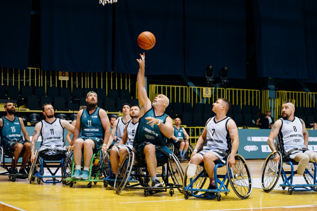 Players from opposing teams roll into action as the ball goes up during a tense moment at Ukraine’s first All-Ukrainian Wheelchair Basketball Tournament. Photo: Serhii Halushka, Come Back Alive Foundation Players from opposing teams roll into action as the ball goes up during a tense moment at Ukraine’s first All-Ukrainian Wheelchair Basketball Tournament. Photo: Serhii Halushka, Come Back Alive Foundation