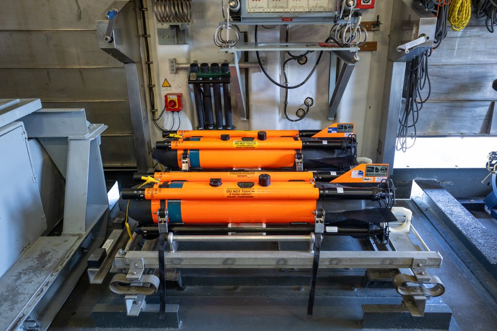 HMS Pembroke also uses The Seafox, which is an anti-mine marine drone. It is a remotely operated vehicle (ROV) manufactured by Atlas Elektronik to locate ground and moored mines. There are two versions plus a training version, the orange Seafox-I "inspection" variant has a sonar and INS and the black Seafox-C "combat" round has a 1.4kg warhead. (Source: TKMS Atlas UK) HMS Pembroke also uses The Seafox, which is an anti-mine marine drone. It is a remotely operated vehicle (ROV) manufactured by Atlas Elektronik to locate ground and moored mines. There are two versions plus a training version, the orange Seafox-I "inspection" variant has a sonar and INS and the black Seafox-C "combat" round has a 1.4kg warhead. (Source: TKMS Atlas UK)