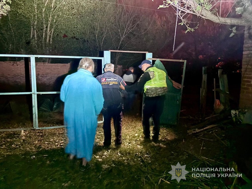 Policeman helps people to evacuate after a Russian drone strike on Okhtyrka, Sumy region, August 20, 2025. (Source: National Police)