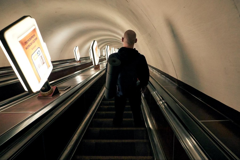 A young man goes down in a Kyiv metro station to take shelter, tens of meters underground. Kyiv, Ukraine, October 6, 2026 (Photo: Louis Beaudemont/UNITED24 Media)