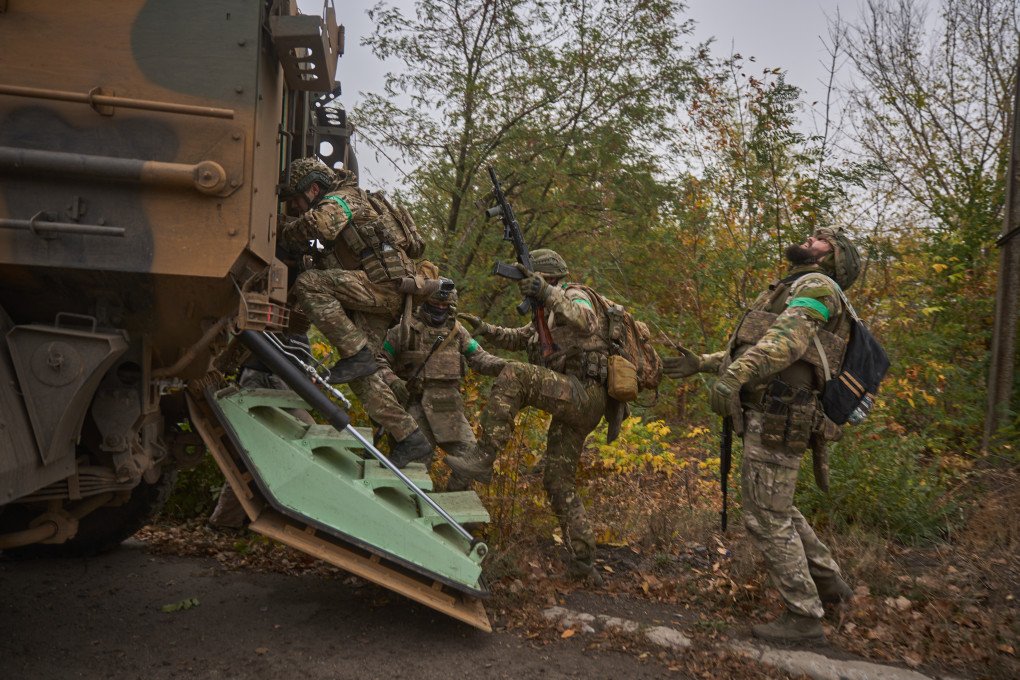 Soldiers of the "Lyut" brigade are loading into the armored vehicle "Kirpi" after successfully completing their tasks in the city of Toretsk. Soldiers of the "Lyut" brigade are loading into the armored vehicle "Kirpi" after successfully completing their tasks in the city of Toretsk.