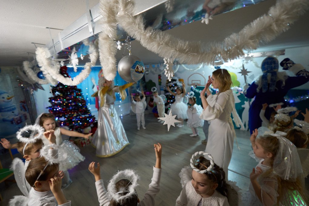 Children are singing and dancing with their teachers in an underground kindergarten in Zaporizhzhia, the Zaporizhzhia region, Ukraine, December 2025. Photo by Mykyta Shandyba / UNITED24 Media.