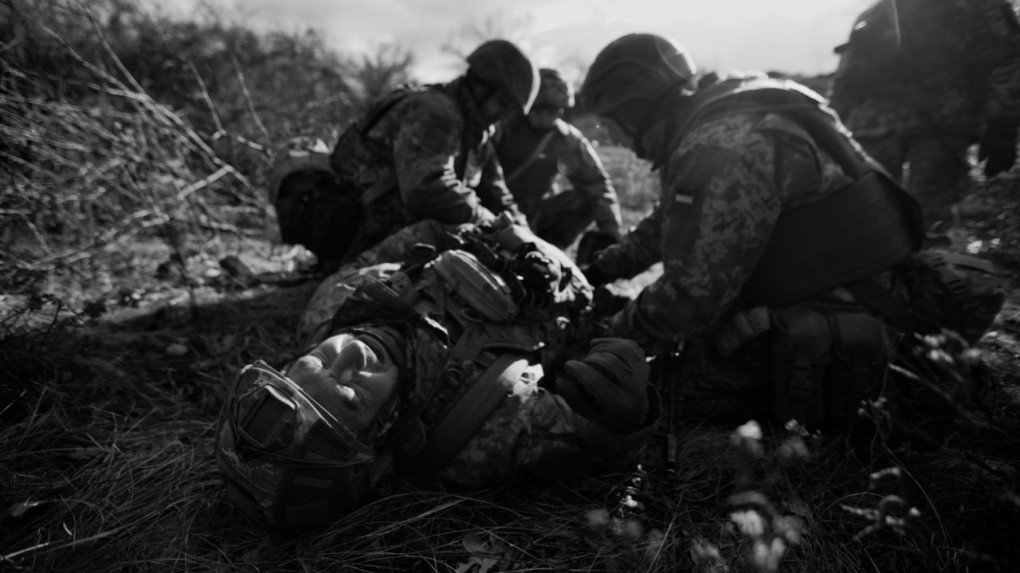 A wounded soldier receives medical aid from combat medics in the east of Ukraine. Photo: Andrii Ovod/UNITED24 Media