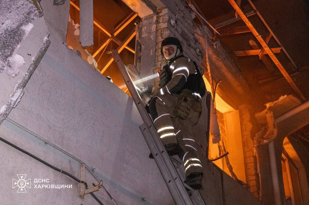 Un bombero trabaja en un edificio dañado en la región de Kharkiv tras el ataque ruso del 2 de junio de 2026. El ataque afectó viviendas, infraestructura crítica y varias comunidades de la región. (Fuente: DSNS Kharkiv) Bombero sube por una escalera hacia un edificio dañado en la región de Kharkiv tras un ataque ruso.
