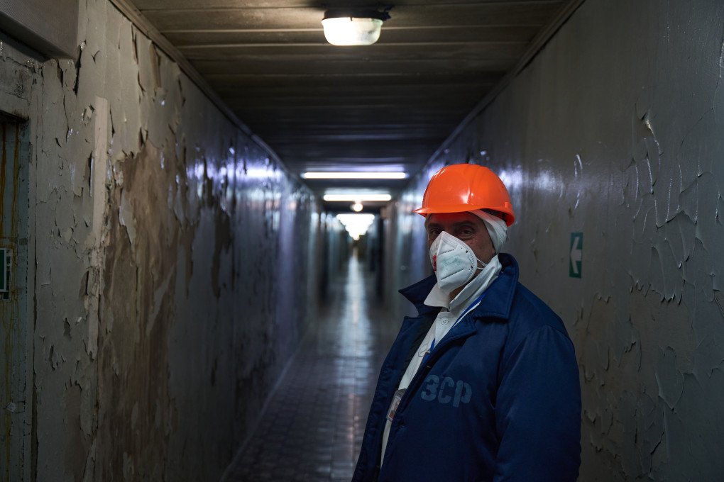 A Chornobyl Nuclear Power Plant worker in the corridor connecting all reactor units. Photo: Mykyta Shandyba/UNITED24 Media