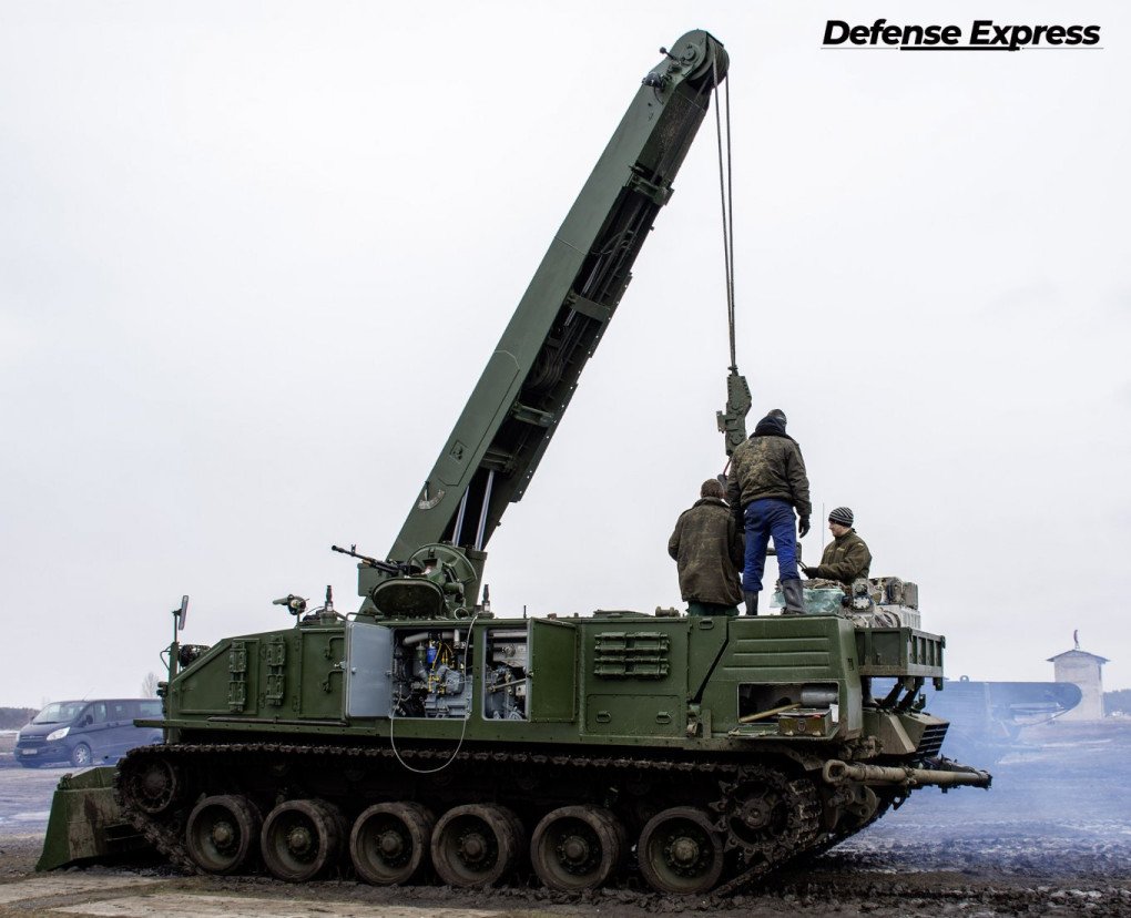 Tropas ucranianas operan el sistema de grúa del vehículo blindado de recuperación BREM-84 “Athlete” durante ejercicios de mantenimiento en el terreno. (Fuente: Defense Express)