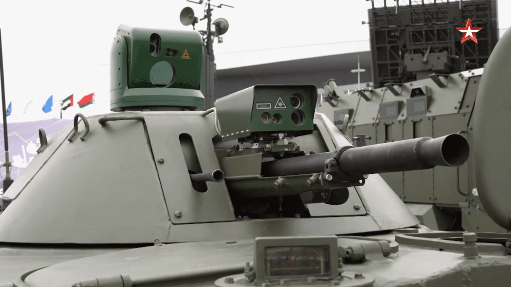 Panoramic sight and gunner’s thermal imaging scope on the BTR-60MB3 turret, July 2025. (Source: Zvezda) Panoramic sight and gunner’s thermal imaging scope on the BTR-60MB3 turret, July 2025. (Source: Zvezda)