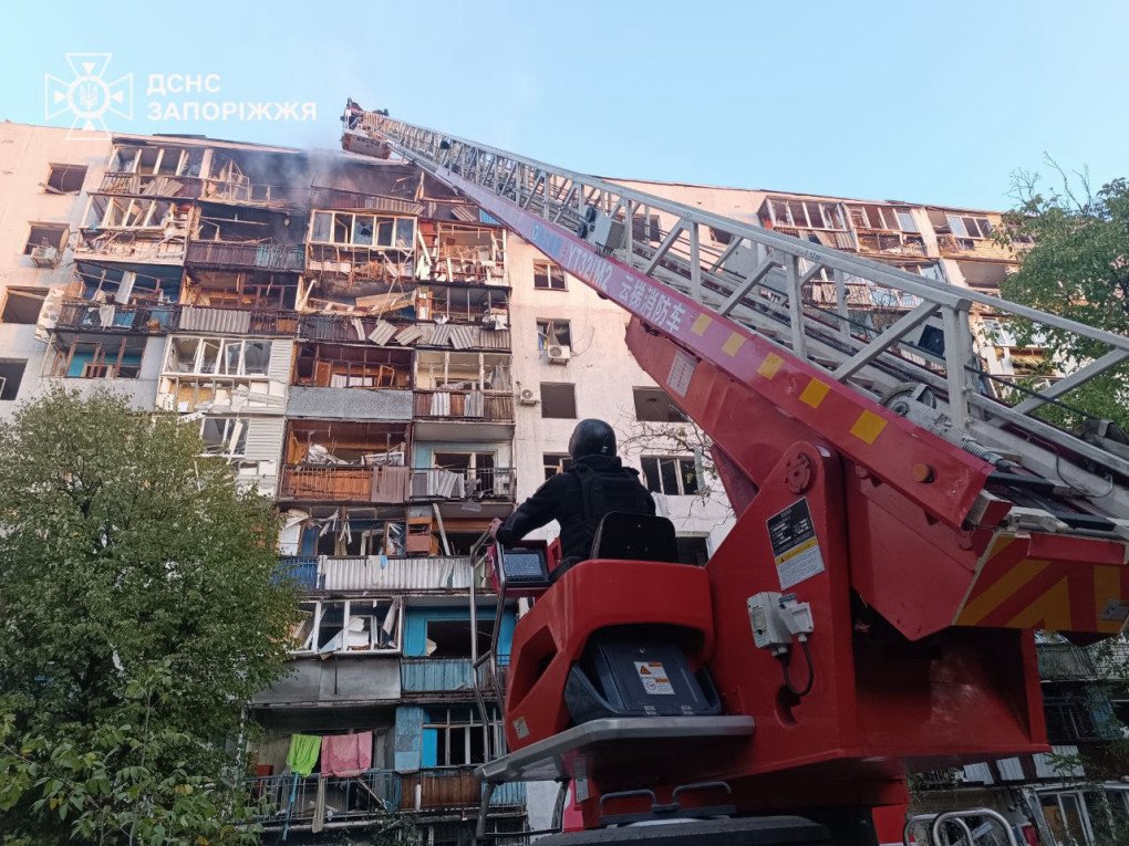Un bombero trabaja desde una escalera aérea para extinguir las llamas en un edificio residencial gravemente dañado por los ataques nocturnos. (Fuente: Servicio Estatal de Emergencias de Ucrania, Zaporizhzhia)