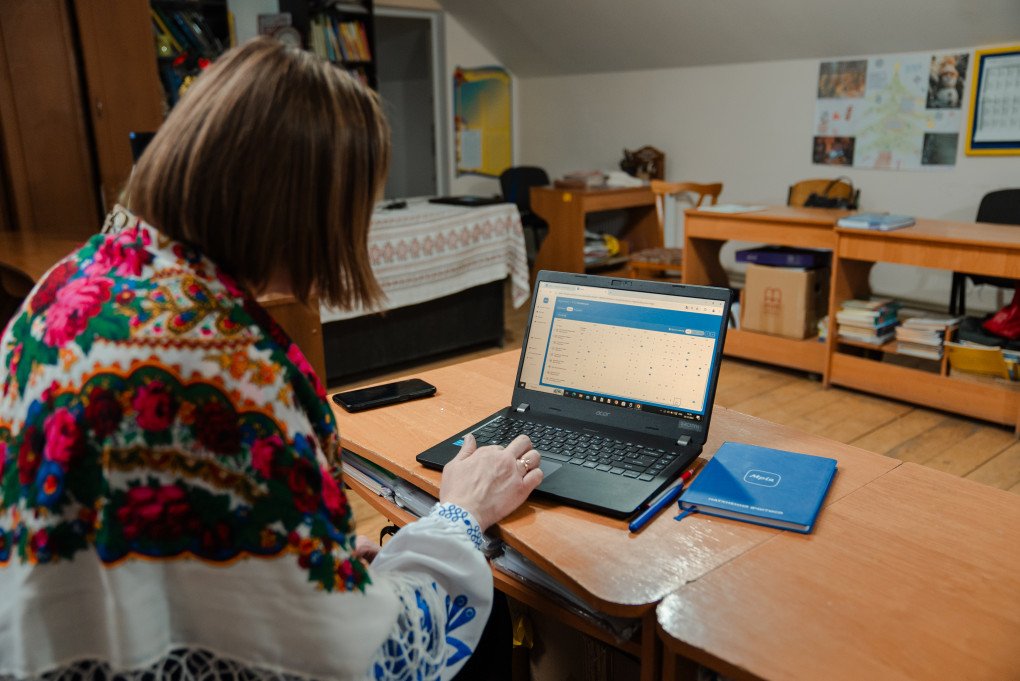 Mariia Tomashevska, mathematics teacher at Kryvopillya Lyceum in the Carpathians, mother of three, Mriia user. Photo: mriia.gov.ua