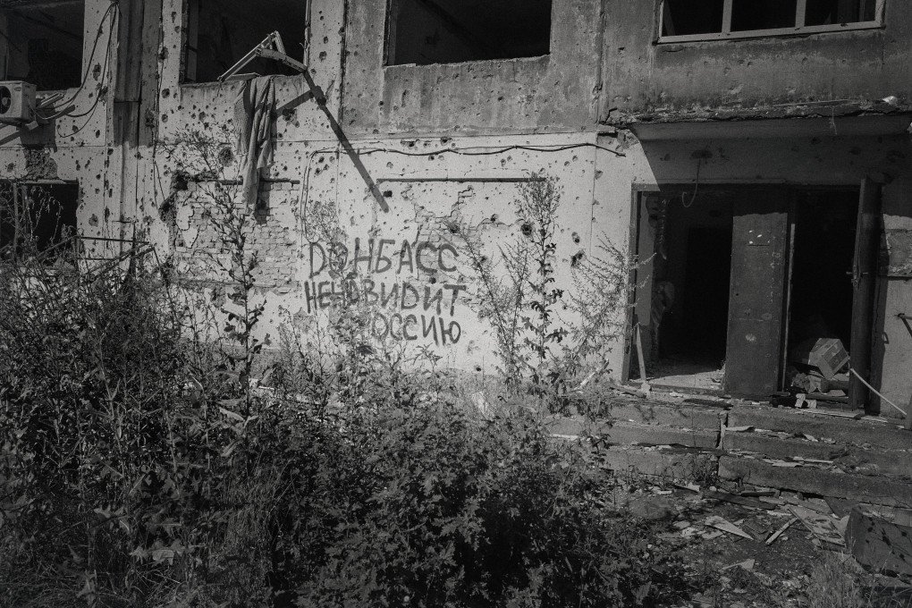 Graffiti reading “Donbas Hates Russia.” Bilytske, Ukraine. (Photo: Joshua Olley / UNITED24 Media) Graffiti reading “Donbas Hates Russia.” Bilytske, Ukraine. (Photo: Joshua Olley / UNITED24 Media)
