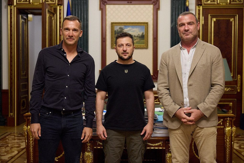 UNITED24 ambassadors  Andriy Shevchenko (L), Ukrainian president Volodymyr Zelenskyy, Liev Schreiber (R). (Source: UNITED24)