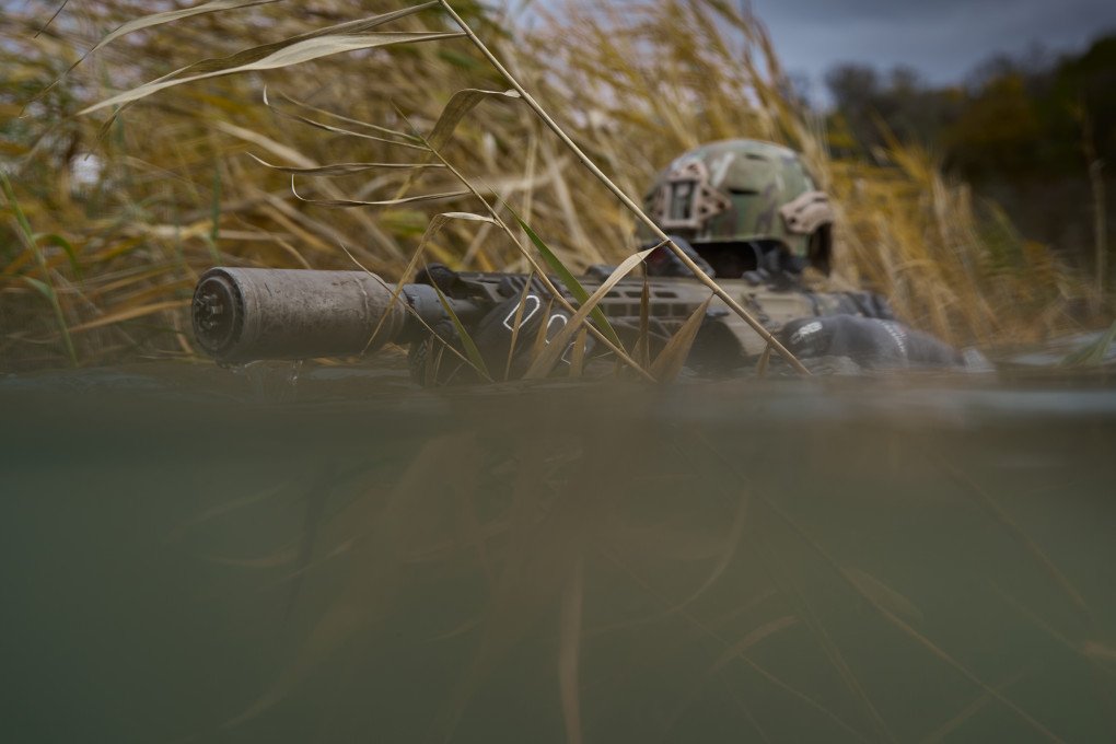 A military combat diver takes aim from the water. Photo: Mykyta Shandyba/UNITED24 Media.