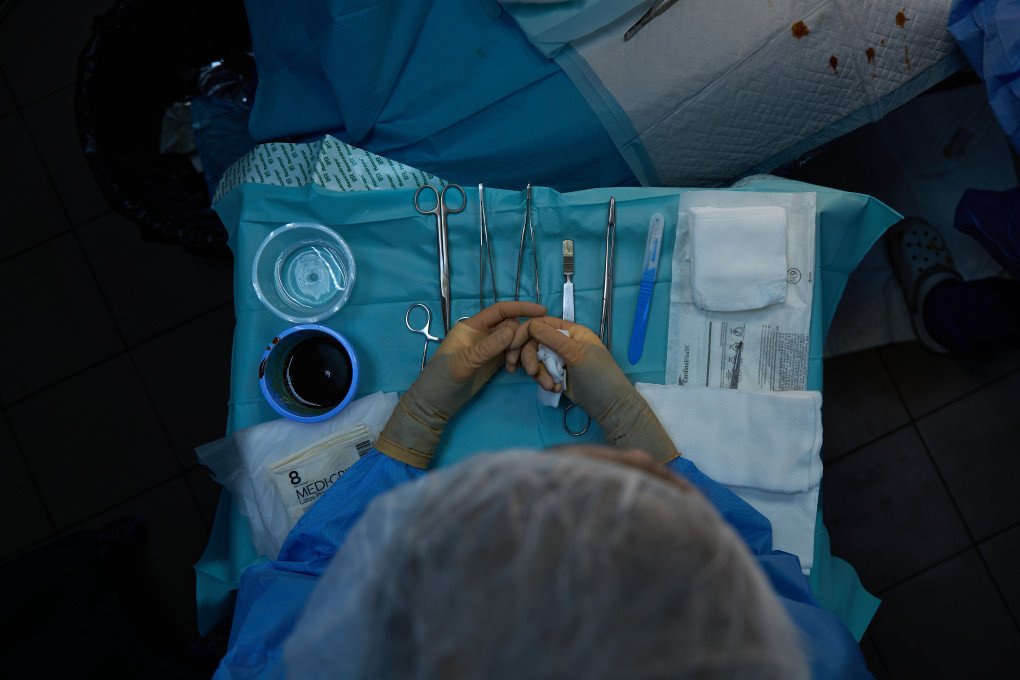 Surgeons from the 3rd Army Corps’ 4th Separate Medical Battalion get ready to operate. Photo Mykyta Shandyba/UNITED24 Media. Ukraine's frontline surgeons preparing