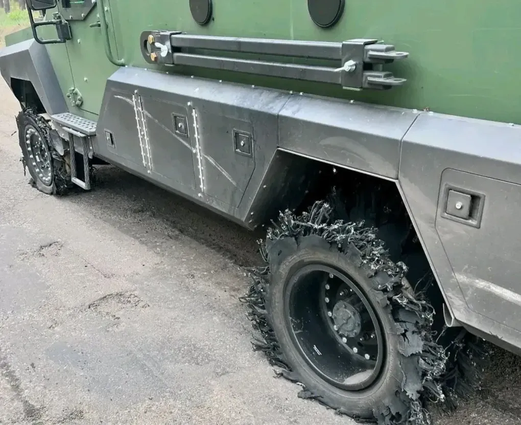 A Roshel Senator MRAP vehicle that sustained severe tire damage while transporting wounded soldiers in the Kharkiv region. Remarkably, the run-flat device installed on the vehicle prevented it from being immobilized, allowing the mission to continue successfully. (Source: defense-blog.com) A Roshel Senator MRAP vehicle that sustained severe tire damage while transporting wounded soldiers in the Kharkiv region. Remarkably, the run-flat device installed on the vehicle prevented it from being immobilized, allowing the mission to continue successfully. (Source: defense-blog.com)