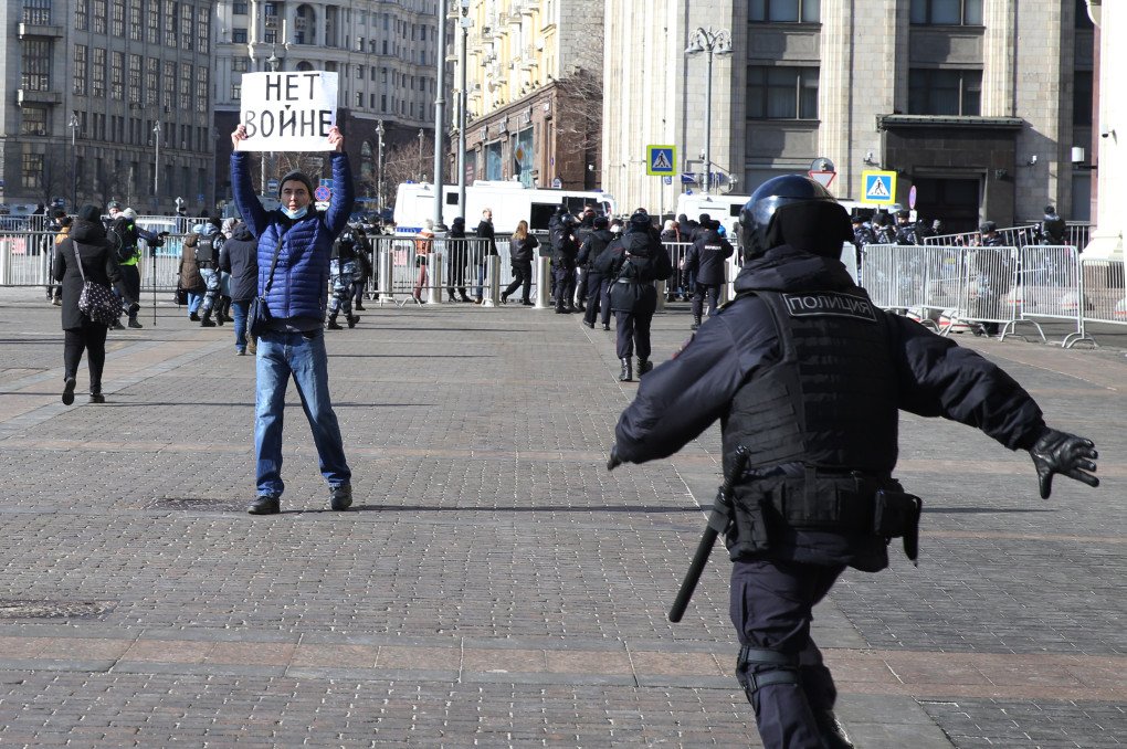 A Russian Police officer runs to detain a man holding a poster reads: "No war" during a protest rally at Manezhnaya Square in front of the Kremlin, March, 2022, in Moscow, Russia. (Source: Contributor via Getty Images) A Russian Police officer runs to detain a man holding a poster reads: "No war" during a protest rally at Manezhnaya Square in front of the Kremlin, March, 2022, in Moscow, Russia. (Source: Contributor via Getty Images)